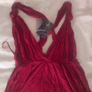 Camiseta roja de tirantes cruzados.