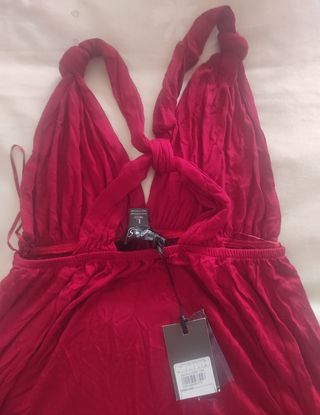 Camiseta roja de tirantes cruzados.