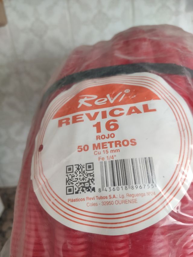 Todo el lote unos 30m de tubo flexible en rojo.