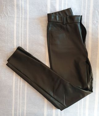 Pantalón efecto cuero de Zara