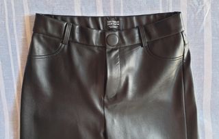 Pantalón efecto cuero de Zara