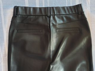 Pantalón efecto cuero de Zara