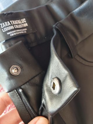 Pantalón efecto cuero de Zara