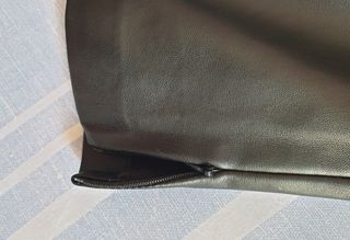 Pantalón efecto cuero de Zara