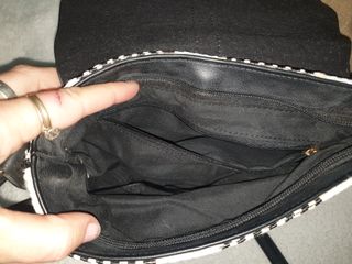 Bolso pequeño blanco y negro para colgar