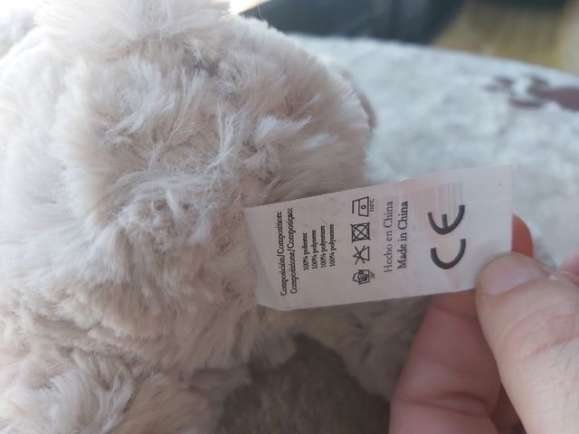 Ursinho de peluche com laço em tom cinzento novo