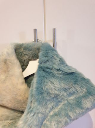 CUELLO PELO. COLOR AZUL GRISÁCEO