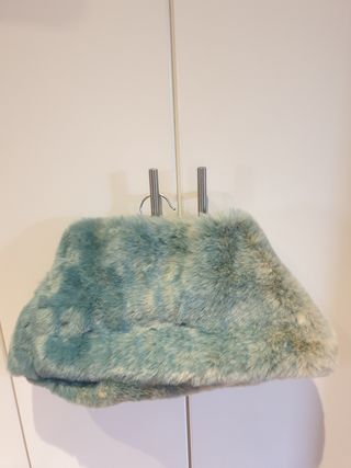 CUELLO PELO. COLOR AZUL GRISÁCEO