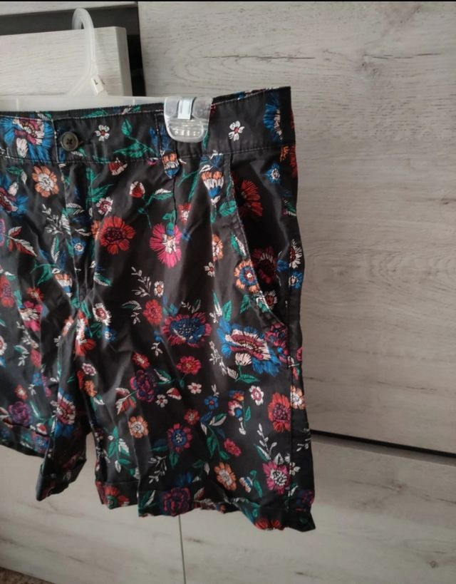 Pantalones short negro con flores C&A