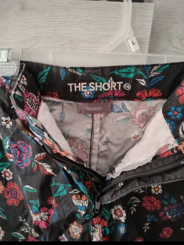 Pantalones short negro con flores C&A