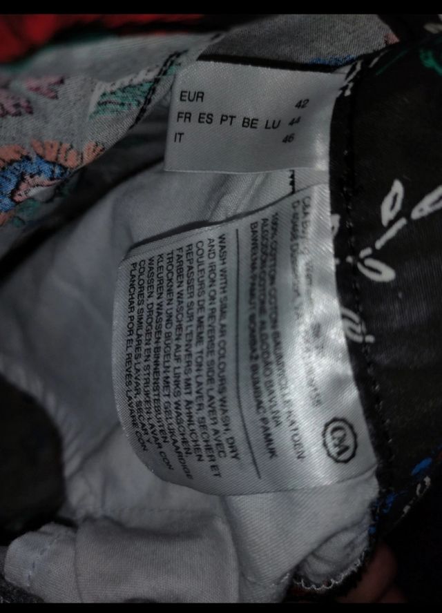 Pantalones short negro con flores C&A