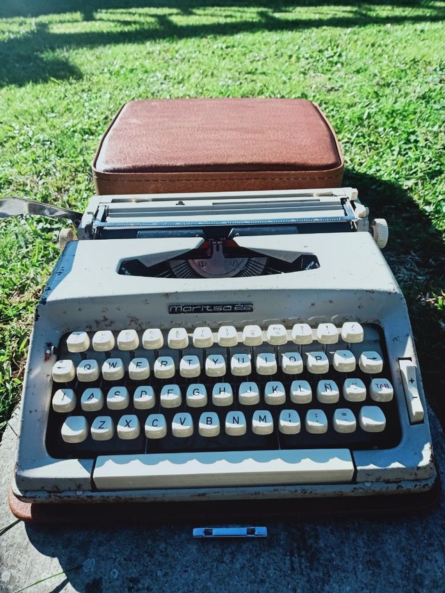 maquina de escribir antigua