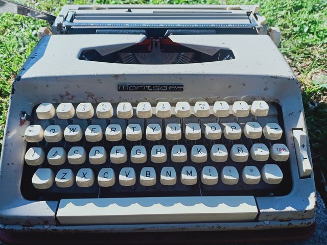 maquina de escribir antigua