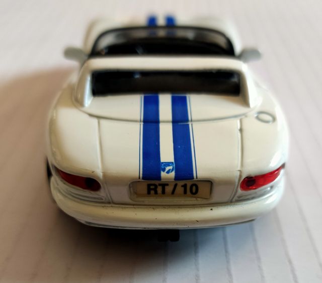 Maisto coche deport Dodge Viper blanco azul 1;39
