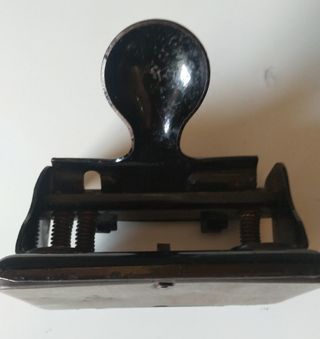 Antigüedades. Plancha hierro y Perforadora papel