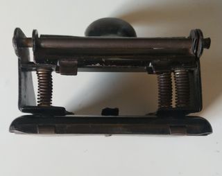 Antigüedades. Plancha hierro y Perforadora papel