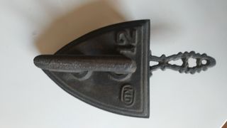 Antigüedades. Plancha hierro y Perforadora papel