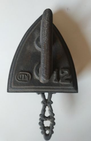 Antigüedades. Plancha hierro y Perforadora papel