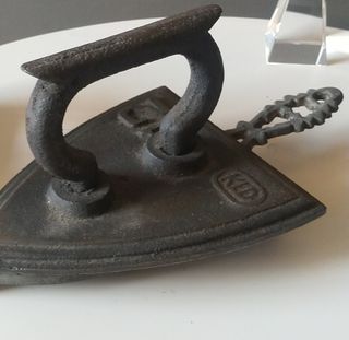 Antigüedades. Plancha hierro y Perforadora papel