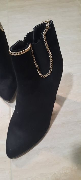 se venden botines negros y con decoración dorada