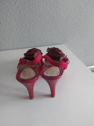 Sandalias rojas de fiesta o con vaqueros.