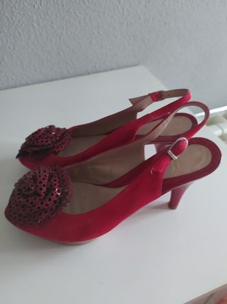 Sandalias rojas de fiesta o con vaqueros.