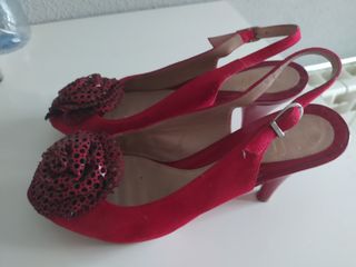 Sandalias rojas de fiesta o con vaqueros.