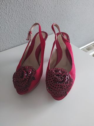 Sandalias rojas de fiesta o con vaqueros.