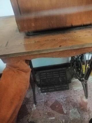 máquina de coser antigua con pie
