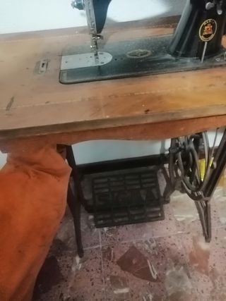 máquina de coser antigua con pie