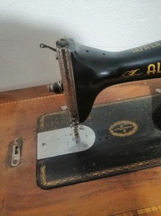 máquina de coser antigua con pie