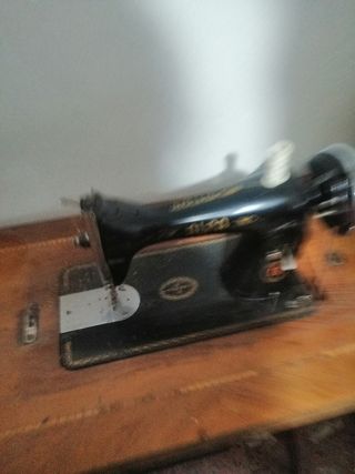 máquina de coser antigua con pie