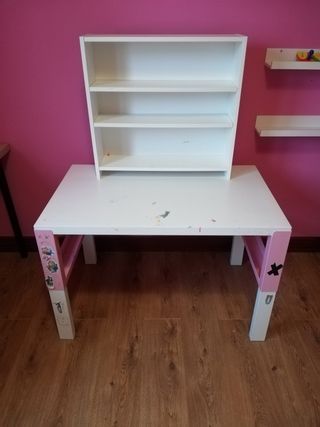 Mesa infantil con estanteria