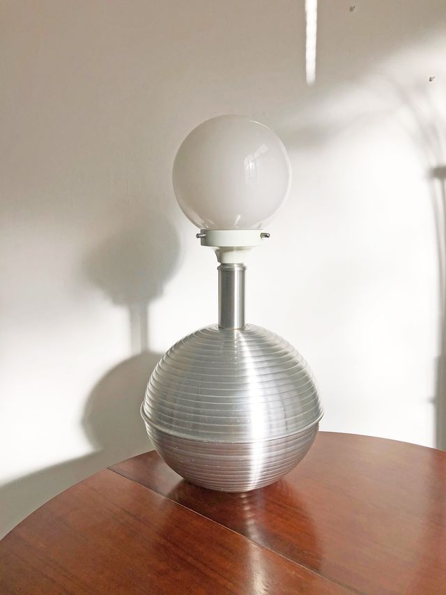 LÁMPARA DE MESA DE ALUMINIO, AÑOS 60