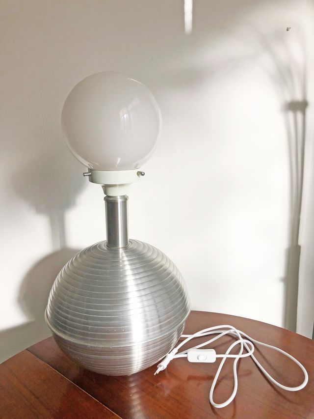 LÁMPARA DE MESA DE ALUMINIO, AÑOS 60