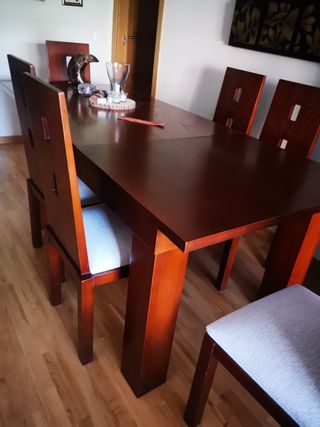 Tavolo e sedie allungabili in legno massello di frassino