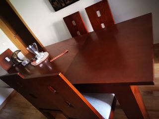 Tavolo e sedie allungabili in legno massello di frassino