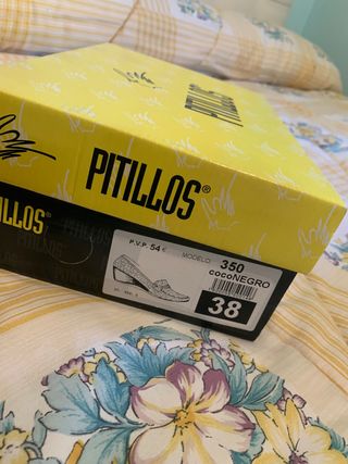 Zapatillas o zapatos elegantes