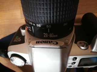 Cámara Canon EOS 500 N con tripode