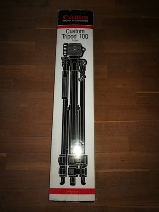 Cámara Canon EOS 500 N con tripode