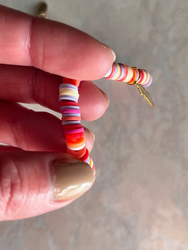 Bracciale con dischi heishi ciondolo Magenta oro