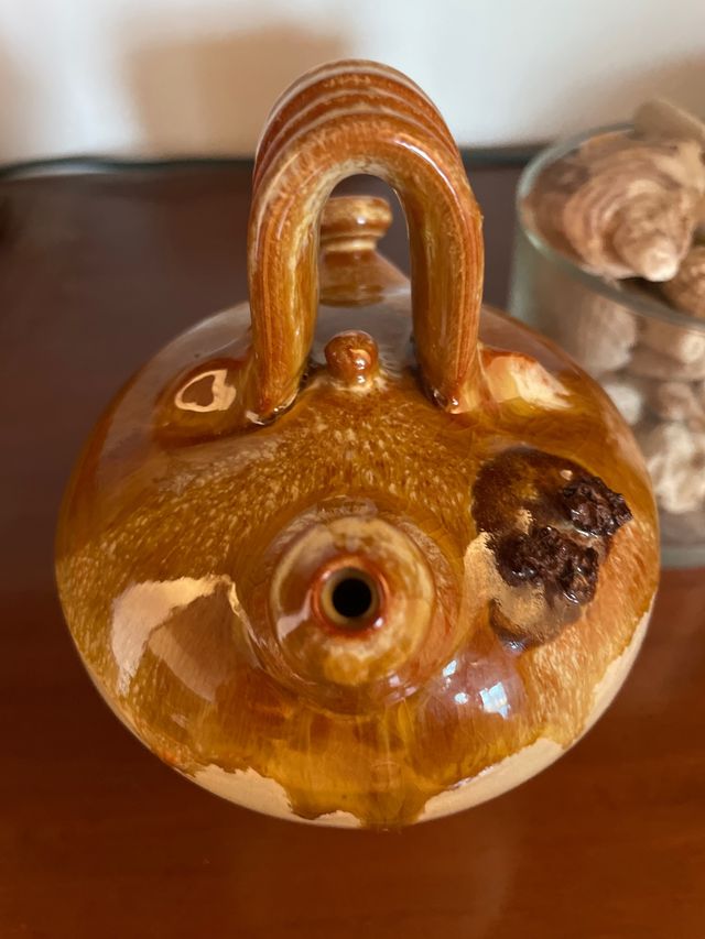 Anforina con un foro