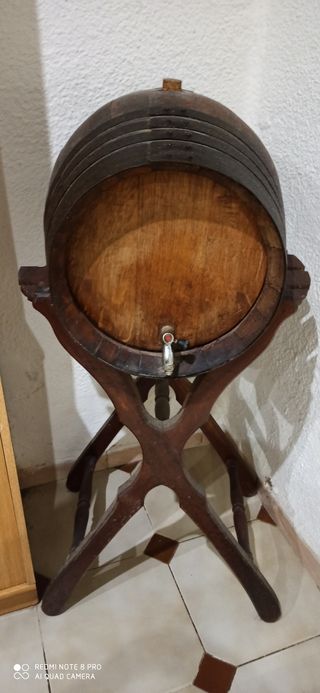 barrica de vino con pedestal