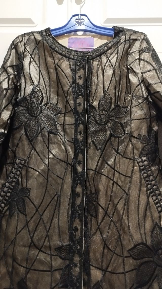 Abrigo negro bordado.