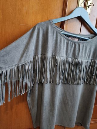 Camiseta gris de flecos de Bershka