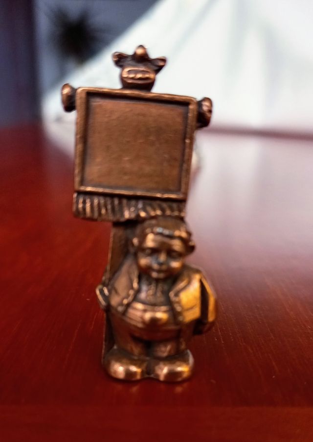 Figuras metálicas componentes de una Falla