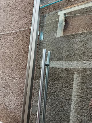 Puerta de cristal local