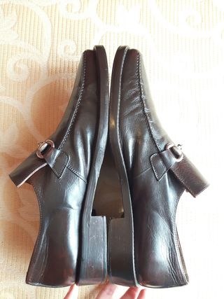 Mocasines artesanos marrones en piel con horsebit