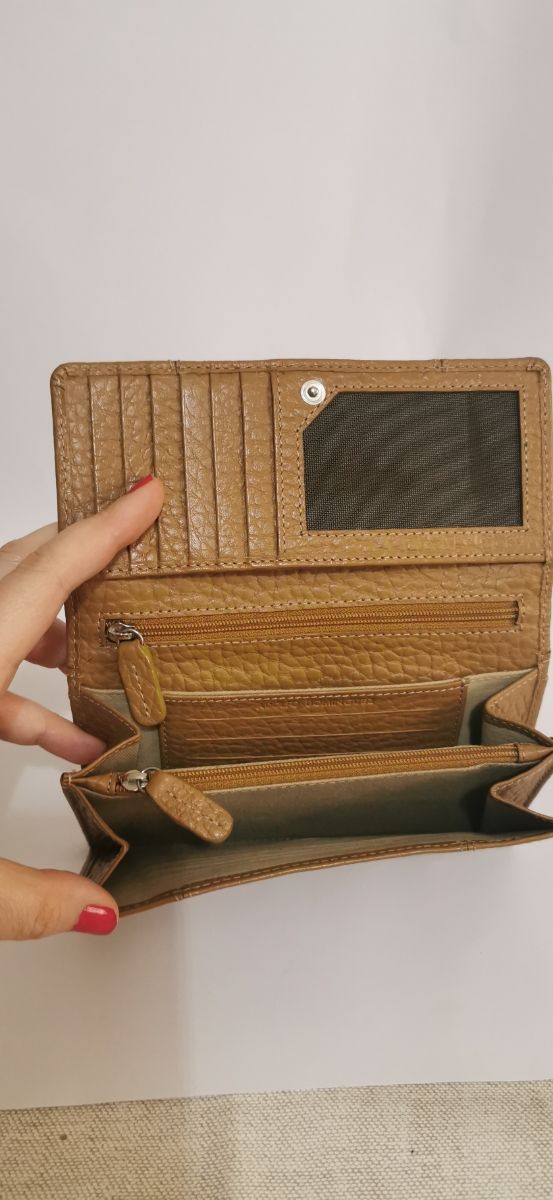 Cartera chica de Adolfo Domínguez.