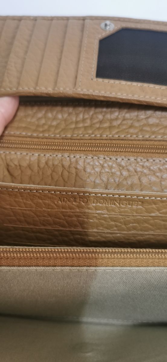 Cartera chica de Adolfo Domínguez.